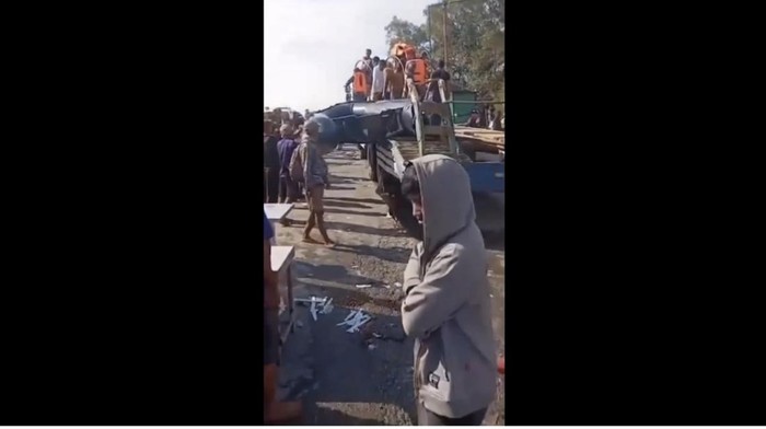 1764760028581-foto-preman-diduga-jarah-truk-bantuan-banjir-di-tanjung-pura-petugas-dilempari-batu-dokvidio-tangkapan-layar-1764750269701_169