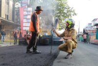 1764760031533-wali-kota-pekanbaru-agung-nugroho-keliling-melihat-titik-perbaikan-jalan-dok-diskominfotik-pekanbaru-1764746751699_169