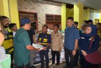 1764760035664-menteri-esdm-bahlil-lahadalia-menyalurkan-bantuan-kepada-masyarakat-di-tapteng-sibolga-dok-golkar-sumut-1764739089801_169
