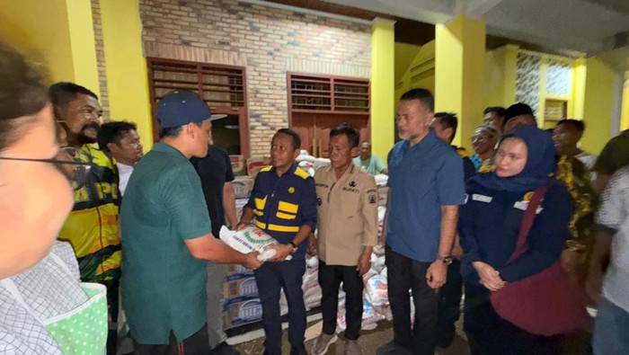 1764760035664-menteri-esdm-bahlil-lahadalia-menyalurkan-bantuan-kepada-masyarakat-di-tapteng-sibolga-dok-golkar-sumut-1764739089801_169