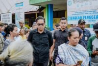 1764760036125-keterangan-foto-wali-kota-medan-rico-tri-putra-bayu-waas-meninjau-proses-pembersihan-dan-perbaikan-di-sd-negeri-060907-kelurah-1764736619430_169