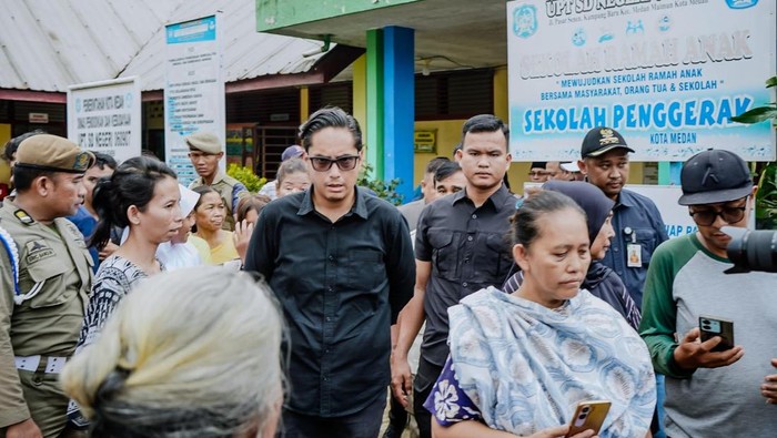 1764760036125-keterangan-foto-wali-kota-medan-rico-tri-putra-bayu-waas-meninjau-proses-pembersihan-dan-perbaikan-di-sd-negeri-060907-kelurah-1764736619430_169