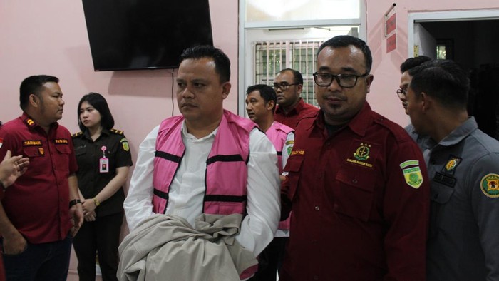 1764781624869-kedua-tersangka-korupsi-psr-saat-hendak-ditahan-foto-dok-kejari-madina-1764772891910_169