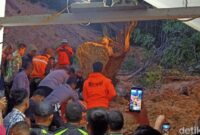 1764781627204-proses-evakuasi-korban-tertimbun-material-longsor-di-tapteng_169