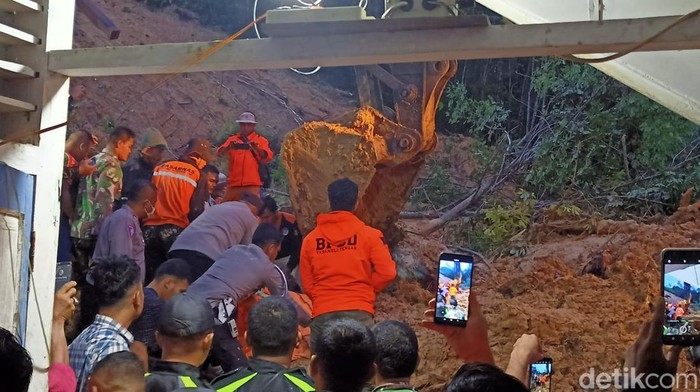 1764781627204-proses-evakuasi-korban-tertimbun-material-longsor-di-tapteng_169