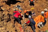 1764781627984-teks-foto-tim-sar-gabungan-saat-mengevakuasi-para-korban-foto-dok-kantor-sar-nias-1764767681425_169