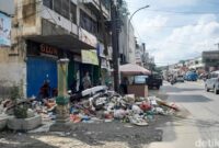 1764824826249-sampah-menumpuk-usai-banjir-surut-di-tepi-jalan-kl-yos-sudarso-kelurahan-pulo-brayan-kota-kecamatan-medan-barat-rechtin-hani-r-1764821976372_169