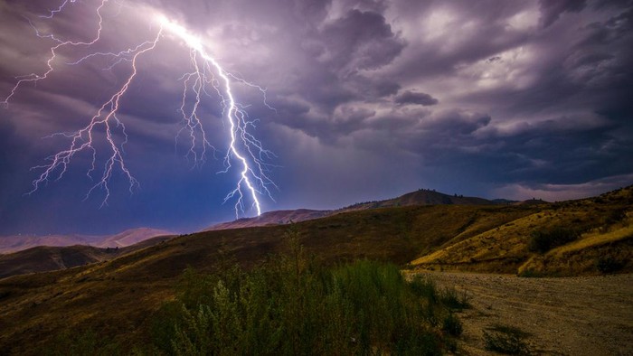 1764824831292-ilustrasi-petir_169