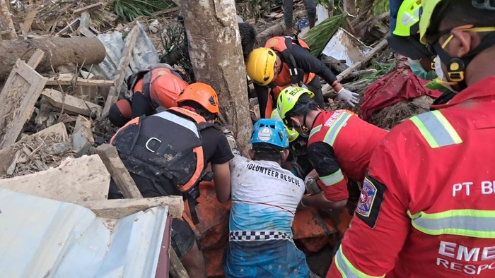 1764824832811-teks-foto-tim-sar-gabungan-saat-mengevakuasi-korban-foto-dok-basarnas-medan-1764815431074_169