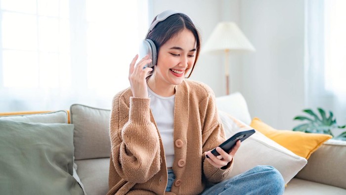 1764954398251-ilustrasi-wanita-mendengar-musik-1746698463020_169