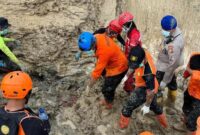 1765040768222-basarnas-saat-mencari-korban-banjir-bandang-dan-longsor-di-taput-foto-dok-basarnas-medan-1765035672534_169