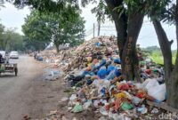 1765083934384-sampah-menggunung-di-jalan-asrama-kota-medan-di-dekat-persimpangan-menuju-gerbang-tol-helvetia-juita-sinuhajidetiksumut-1765078788960_169
