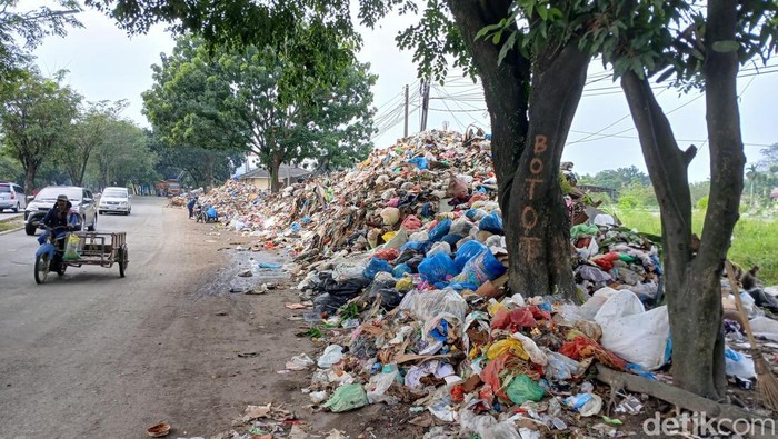 1765083934384-sampah-menggunung-di-jalan-asrama-kota-medan-di-dekat-persimpangan-menuju-gerbang-tol-helvetia-juita-sinuhajidetiksumut-1765078788960_169