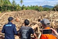 1765105589572-enteri-lingkungan-hidup-hanif-faisol-nurofiq-saat-meninjau-lokasi-banjir-yang-membawa-gelondongan-kayu-di-sumut-dok-kementeria-1765091578289_169