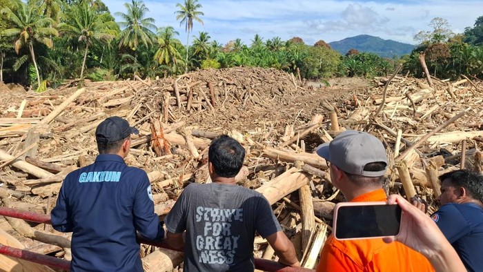 1765105589572-enteri-lingkungan-hidup-hanif-faisol-nurofiq-saat-meninjau-lokasi-banjir-yang-membawa-gelondongan-kayu-di-sumut-dok-kementeria-1765091578289_169