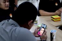 1765105590099-gubsu-bobby-nasution-melakukan-video-call-dengan-raffi-ahmad-usai-menerima-bantuan-dok-diskominfo-sumut-1765084897922_169