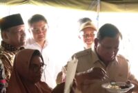 1765105590560-presiden-prabowo-menikmati-masakan-dapur-umur-yang-ada-di-pengungsian-di-bireuen-aceh-screenshot-live-youtube-1765087560429_169