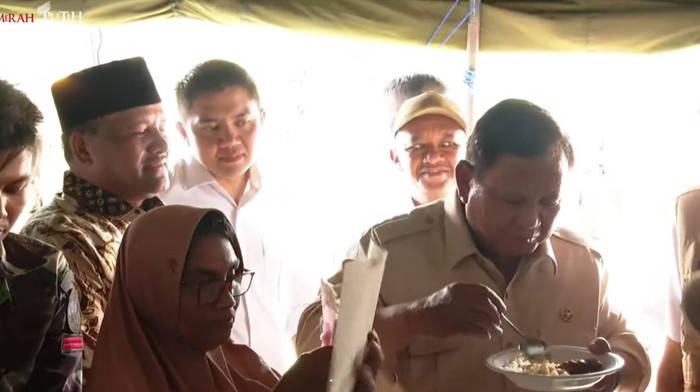 1765105590560-presiden-prabowo-menikmati-masakan-dapur-umur-yang-ada-di-pengungsian-di-bireuen-aceh-screenshot-live-youtube-1765087560429_169