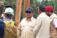 1765105591091-presiden-prabowo-subianto-meninjau-jembatan-di-teupin-mane-kecamatan-juli-bireuen-aceh-yang-putus-akibat-banjir-screenshot-liv-1765086114419_169