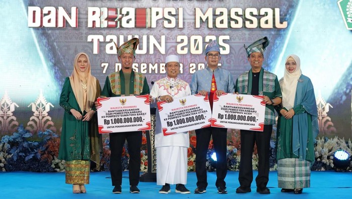 1765127149148-penyerahan-bantuan-secara-simbolis-foto-dok-pemkot-pekanbaru-1765111364176_169