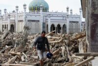 1765127149653-tumpukan-kayu-pascabanjir-bandang-putus-akses-ke-desa-tanjung-karang-aceh-tamiang-1765081980694_169