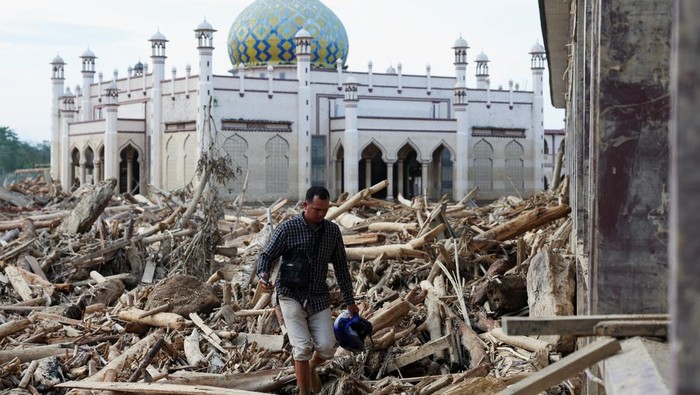 1765127149653-tumpukan-kayu-pascabanjir-bandang-putus-akses-ke-desa-tanjung-karang-aceh-tamiang-1765081980694_169