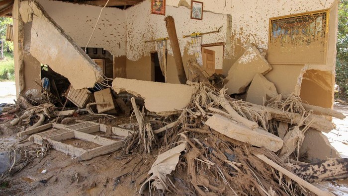 1765127150699-penampakan-sisa-terjangan-banjir-bandang-di-tapanuli-tengah-1764819468820_169