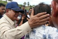 1765170379413-potret-prabowo-tinjau-posko-pengungsian-bireuen-dan-cicipi-masakan-dapur-umum-1765098462160_169