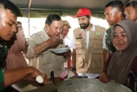 1765170382638-potret-prabowo-tinjau-posko-pengungsian-bireuen-dan-cicipi-masakan-dapur-umum-1765098483176_169
