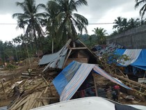 1765170389963-banjir-di-aceh-timur-begitu-tinggi-jika-dilihat-dari-bekas-jejak-genangan-air-dan-lumpurnya-hal-ini-terungkap-saat-tim-gabunga-1764917479693_43