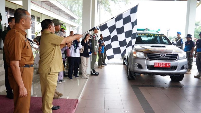 1765191951678-plt-gubernur-riau-sf-hariyanto-saat-melepas-keberangkatan-kendaraan-kemanusiaan-untuk-korban-bencana-di-sumatera-dok-diskominf-1765183044851_169