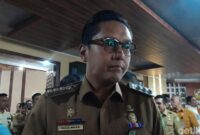 1765191953205-wali-kota-rico-waas-saat-diwawancarai-di-gedung-dprd-medan-rechtin-hani-ritongadetiksumut-1765177689445_169