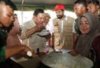 1765191958082-potret-prabowo-tinjau-posko-pengungsian-bireuen-dan-cicipi-masakan-dapur-umum-1765098483176_43