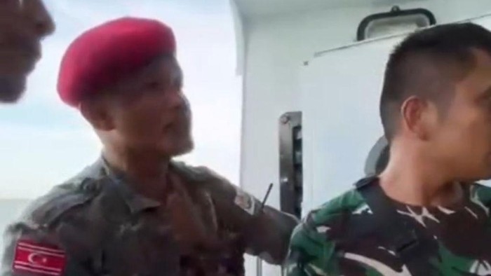 1765191960041-tangkapan-layar-video-sekelompok-orang-naik-ke-kapal-dan-meminta-jatah-bantuan-dok-tangkapan-layar-video-1765175968609_169