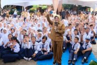 1765213580556-bupati-siak-saat-kunjungi-sekolah-smpn-2-kandis-foto-dok-pemkab-siak-1765198015666_169