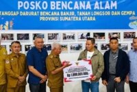 1765235081135-wali-kota-pekanbaru-agung-dan-jajaran-saat-serahkan-bantuan-dok-pemkot-pekanbaru-1765214953505_169