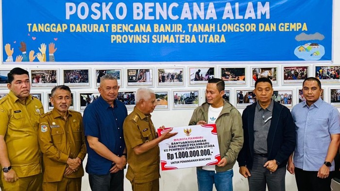 1765235081135-wali-kota-pekanbaru-agung-dan-jajaran-saat-serahkan-bantuan-dok-pemkot-pekanbaru-1765214953505_169