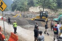 1765256774323-banjir-bandang-ikut-merusak-kawasan-lembah-anai-yang-menjadi-akses-utama-padang-bukittinggi-sumbar-hingga-ke-riau-1765250345714_169