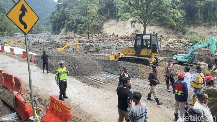 1765256774323-banjir-bandang-ikut-merusak-kawasan-lembah-anai-yang-menjadi-akses-utama-padang-bukittinggi-sumbar-hingga-ke-riau-1765250345714_169