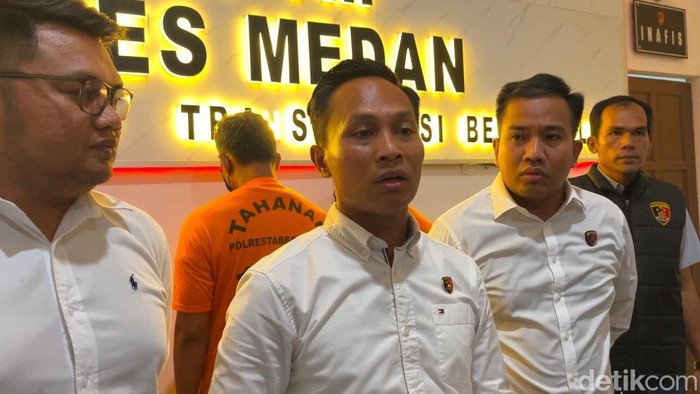 1765256776554-kasat-reskrim-porlestabes-medan-akbp-bayu-putro-saat-konferensi-pers-foto-finta-rahyunidetiksumut-1765213192507_169