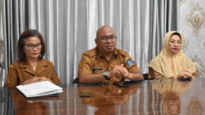 1765256778699-pemko-sibolga-saat-press-konferensi-pers-terkait-pungli-pemulangan-jenazah-korban-bencana-di-rsud-fl-tobing-sibolga-dok-pemkot-1765249963643_169