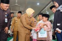 1765256779202-bupati-afni-saat-menyalurkan-bantuan-ke-anak-yatim-dhuafa-dok-pemkab-siak-1765248872450_169