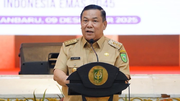 1765278377404-plt-gubernur-sf-hariyanto-saat-menghadiri-acara-dwp-riau-dok-diskominfotik-riau-1765267698014_169