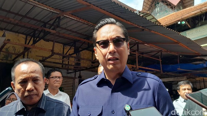 1765278378997-wali-kota-rico-waas-saat-diwawancarai-di-pasar-pringgan-medan-rechtin-hani-ritongadetiksumut-1765263178237_169