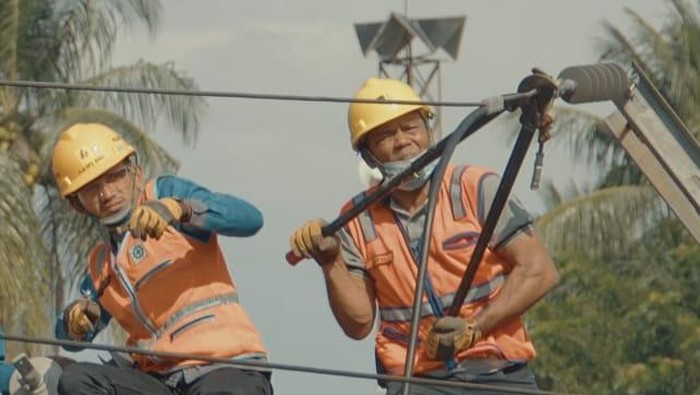 1765278379497-petugas-pln-memperbaiki-sistem-kelistrikan-di-aceh-dok-pln-aceh-1765262737043_169