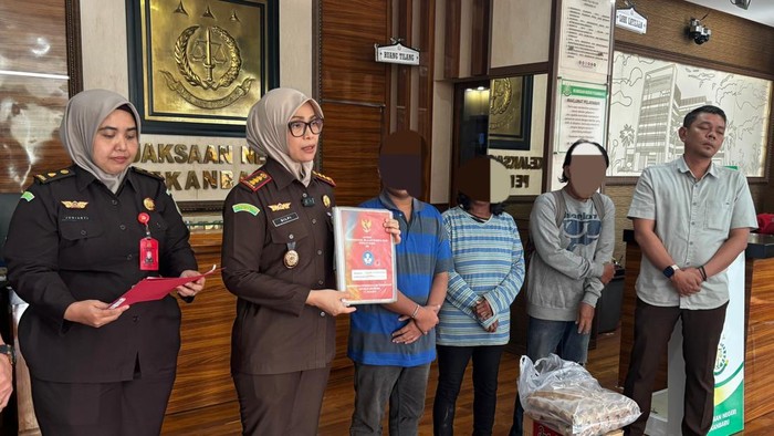 1765299949917-jaksa-saat-melakukan-penghentian-penuntutan-rj-terhadap-rss-dok-kejari-pekanbaru-1765290383949_169