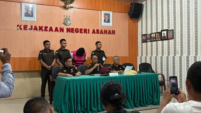 1765299950462-kajari-asahan-saat-merilis-kasus-korupsi-kur-bank-bumn-foto-dok-kejari-asahan-1765288447475_169