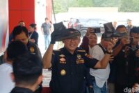 1765299956035-kepala-bea-cukai-batam-zaky-firmansyah-memaparkan-kasus-penyeludupan-pakaian-bekas-melalui-pelabuhan-internasional-di-batam-al-1765286475235_169