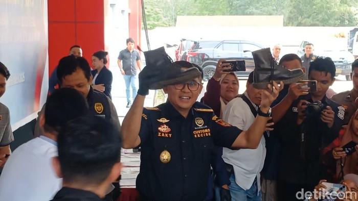 1765299956035-kepala-bea-cukai-batam-zaky-firmansyah-memaparkan-kasus-penyeludupan-pakaian-bekas-melalui-pelabuhan-internasional-di-batam-al-1765286475235_169