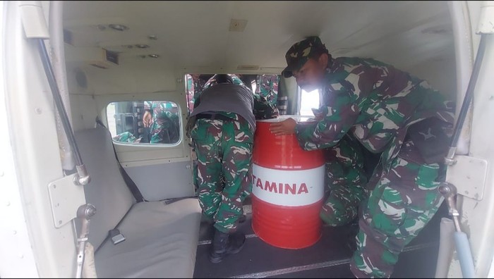 1765299959920-personel-tni-ikut-bantu-distribusi-bbm-ke-bener-meriah-melalui-jalur-udara-foto-pertamina-patra-niaga-1765282847918